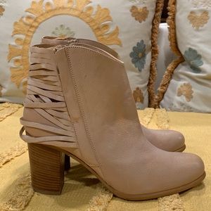 NWOB Sundance  Beige Leather Ankle Boots Size 39 Heel Height 3”